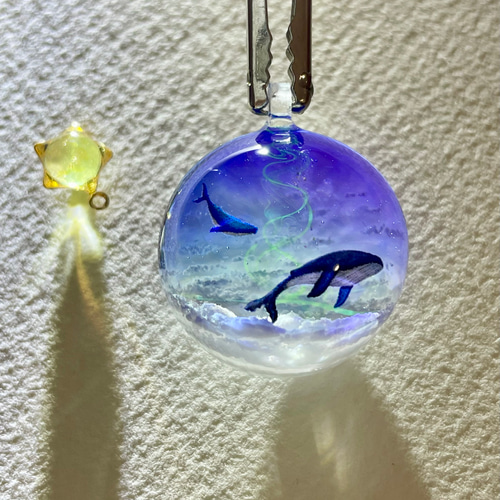 受注制作】幻想レジン-夜空を泳ぐ鯨（M size) ペンダントトップ Annie