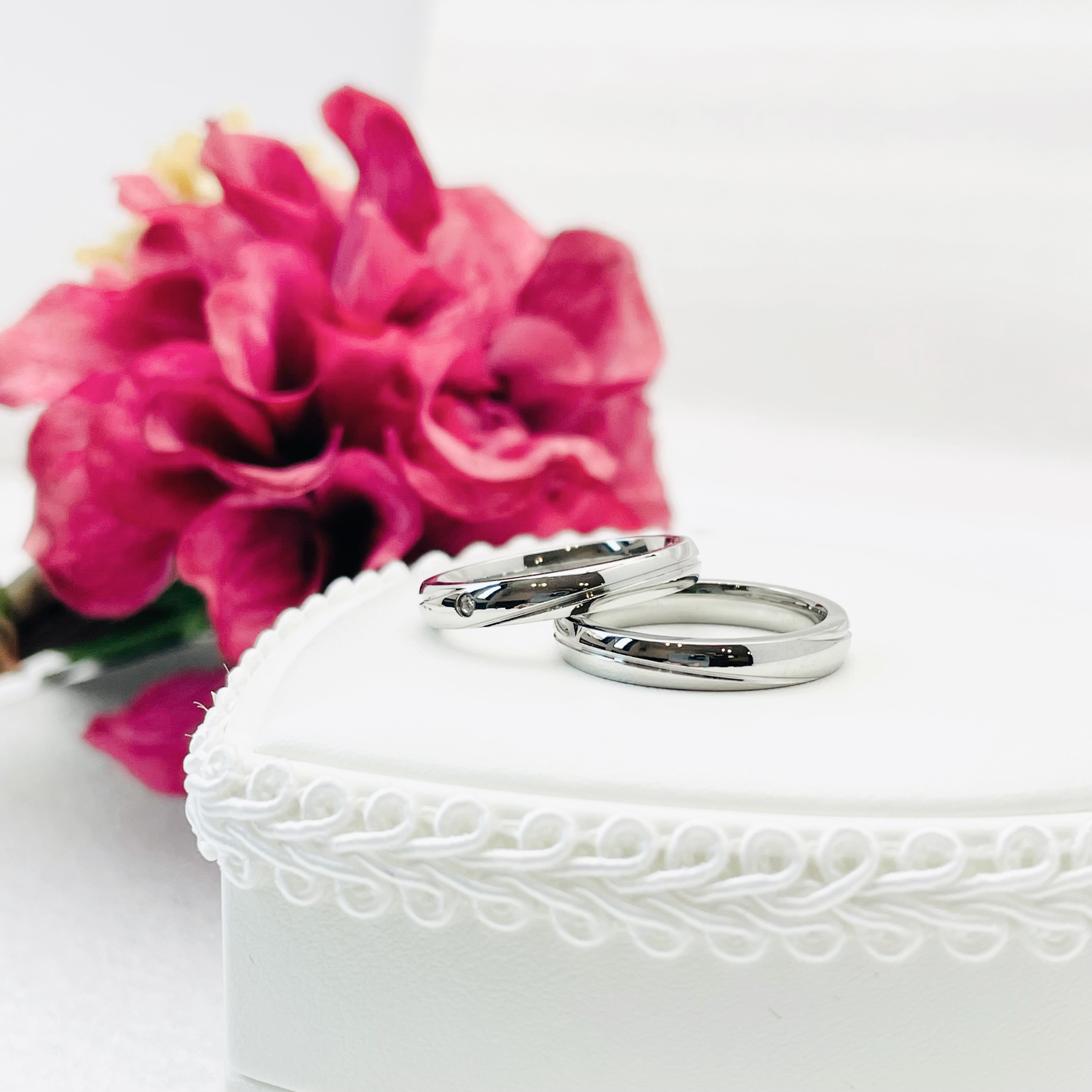 【ケース付】結婚指輪 ＊ シンプルなウェーブライン ペアリング マリッジリング 誕生石 刻印 指輪 サージカルステンレス