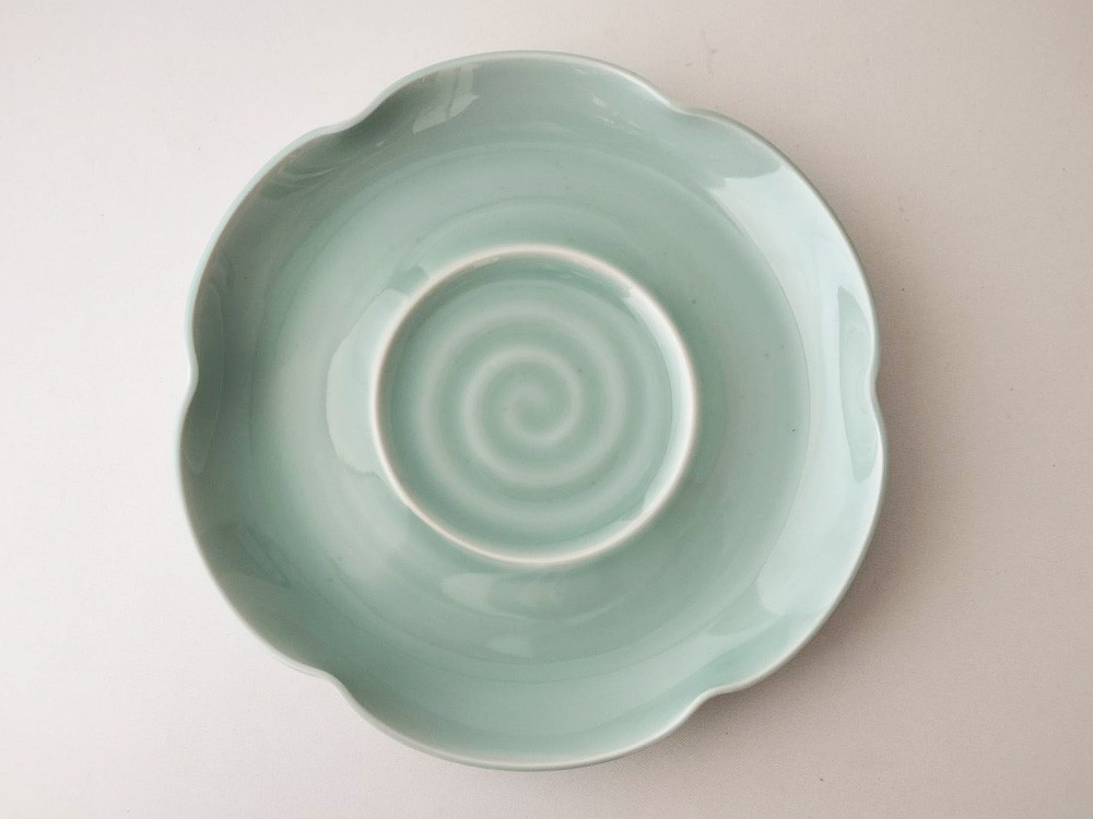 爽やかに食卓を彩る 六弁の青磁皿