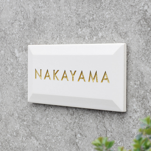 屋外対応】気品溢れる白ベースアクリル表札*透明4辺45度斜め 屋外対応】気品溢れる白ベースアクリル表札*透明4辺45度斜め