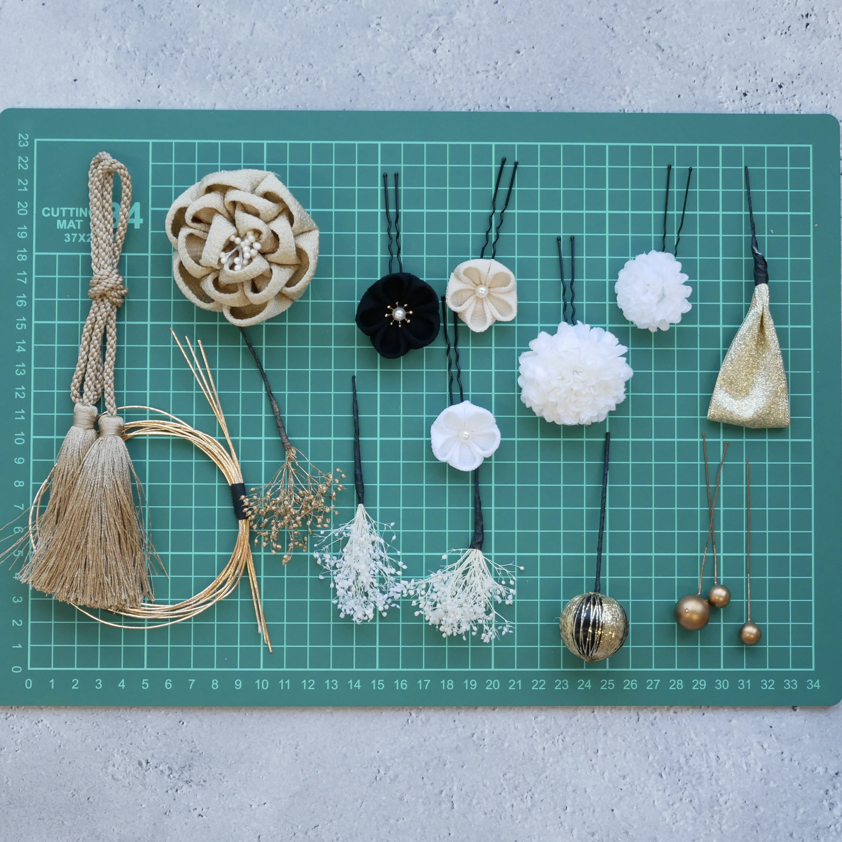 A457  カメリア　つまみ細工　ドライフラワー　髪飾り　黒　ゴールド　成人式　前撮り　卒業式　結婚式