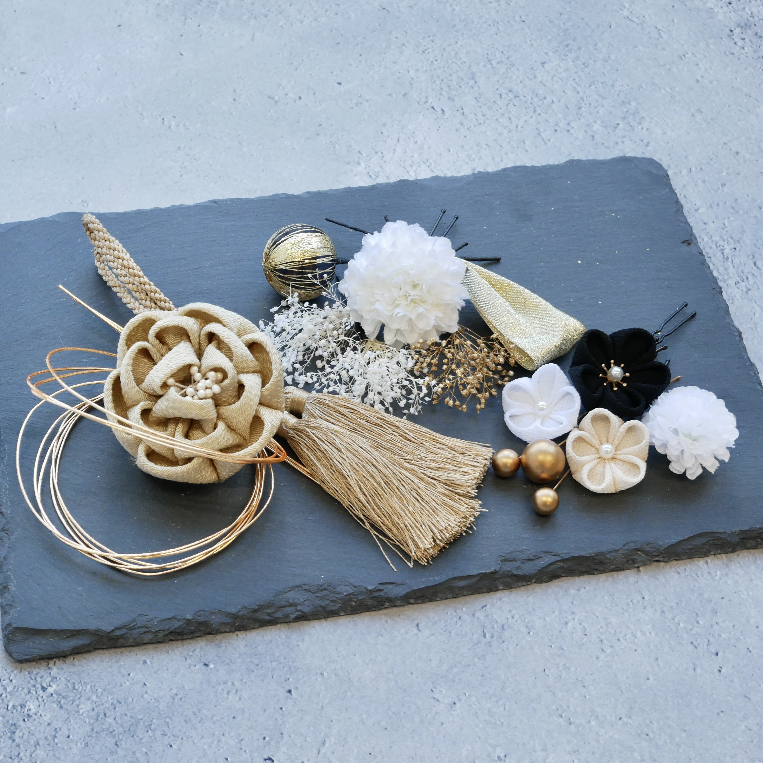 A457  カメリア　つまみ細工　ドライフラワー　髪飾り　黒　ゴールド　成人式　前撮り　卒業式　結婚式