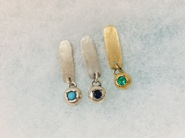 サファイア・揺れる天然石・誕生石ピアス