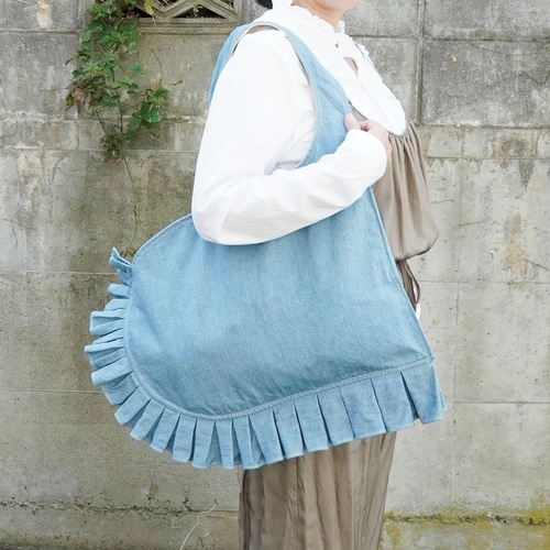 ウォッシャブルデニムのハート型フリルBAG 大容量 内側にカラビナ付き 