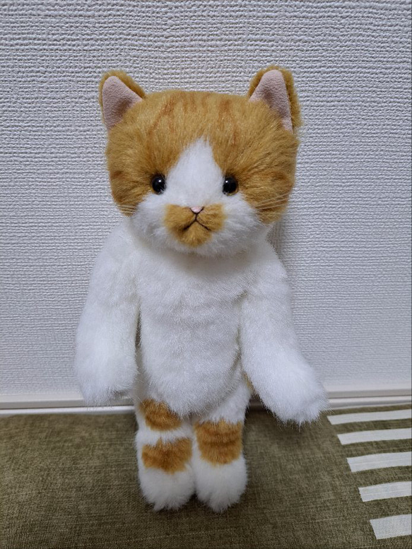 かわいい茶色と白のぬいぐるみ（バンダナ付き）