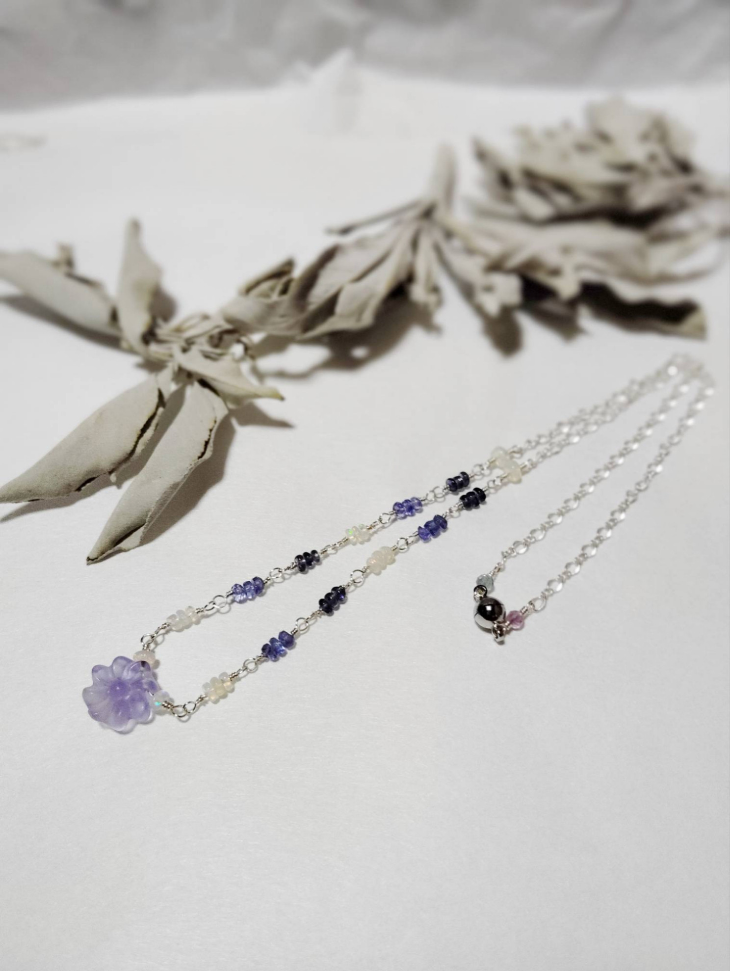 「天然石の花冠ネックレス」　A