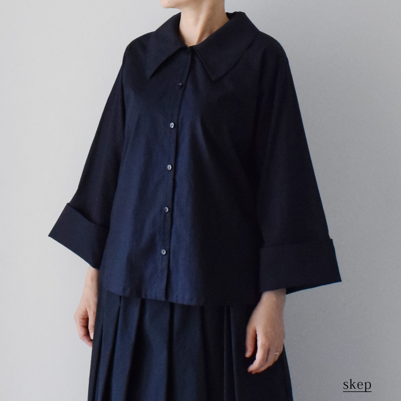 コットン100％ 大襟シャツブラウス：紺［TO19LSNV］