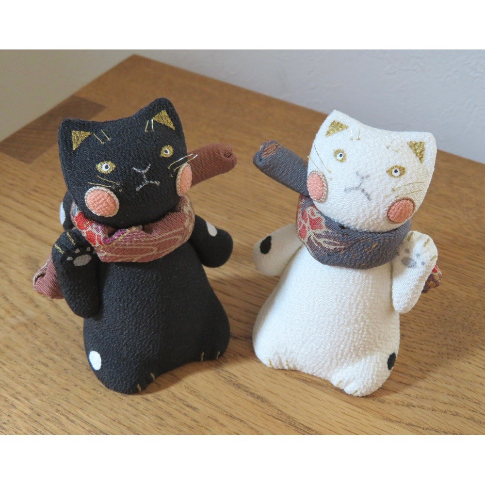 正絹縮緬人形【ちょっとコワモテな猫さん　招き猫　白】ギフトラッピング対応　コンパクト　縁起物　母の日　敬老　正月