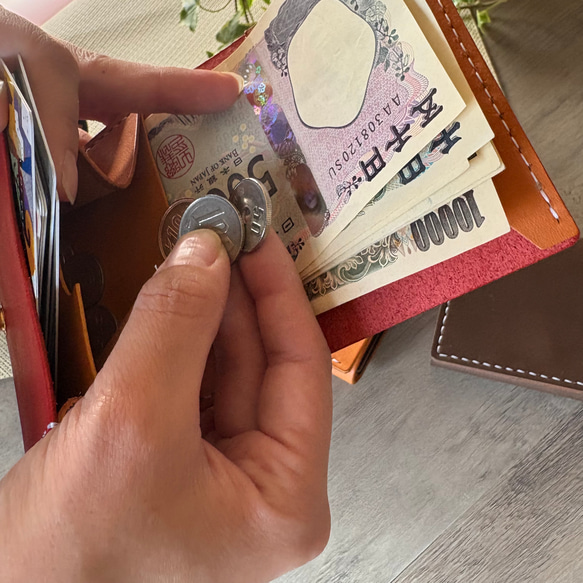 国産レザー使用　レジ前でスムーズなお支払い　ふたつ折り財布　小さい財布  コンパクト財布 16枚目の画像