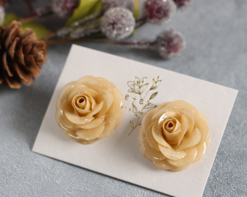 艶やかベージュのバラ イヤリング／ピアス 紙 薔薇 軽い イヤリング