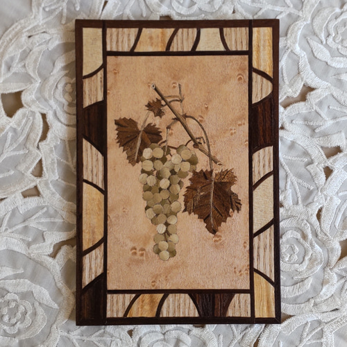 MADE OF WOOD] 木の絵画 木象嵌 ぶどう はがきサイズ イーゼル付き