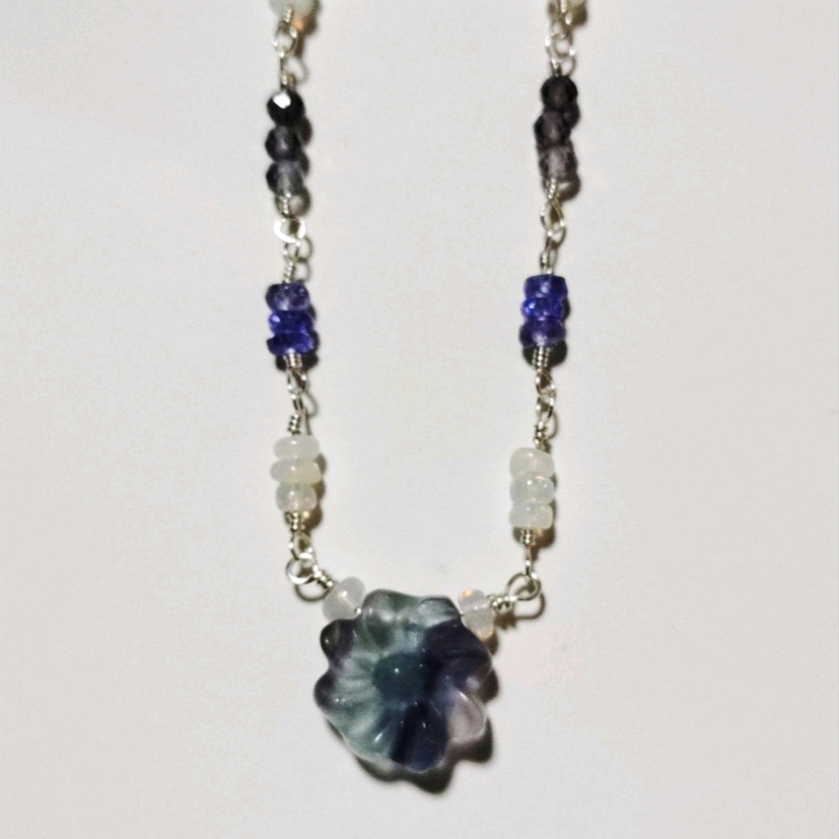 「天然石の花冠ネックレス」　C