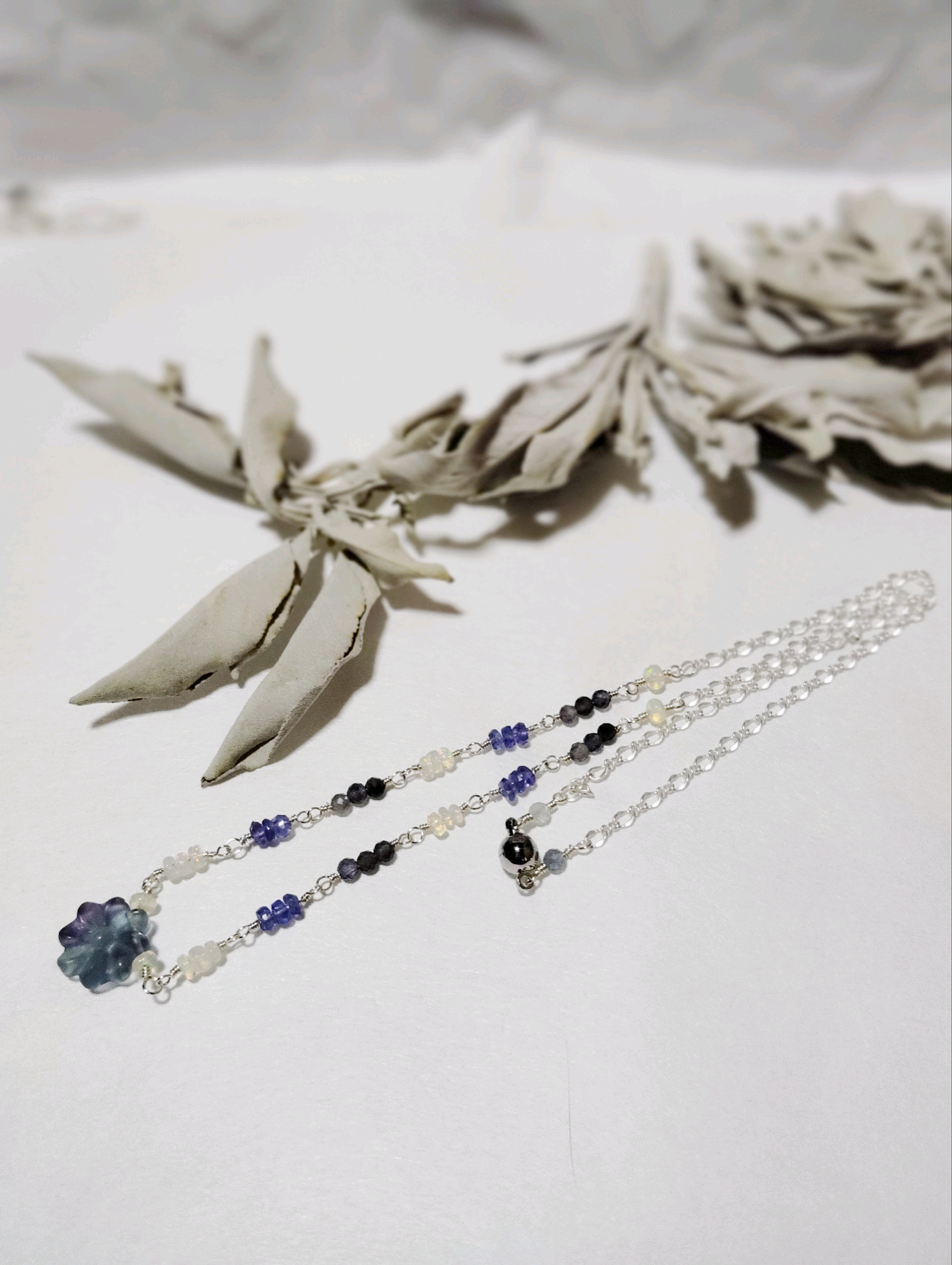 「天然石の花冠ネックレス」　D