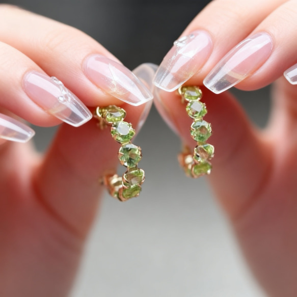 再販 多数!小さめ「ペリドット」花輪✨ピアス　 1枚目の画像