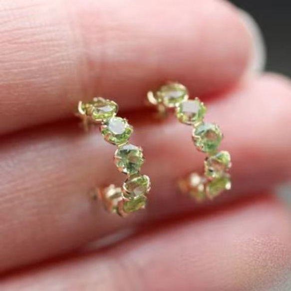小さめ「ペリドット」花輪✨ピアス　 1枚目の画像