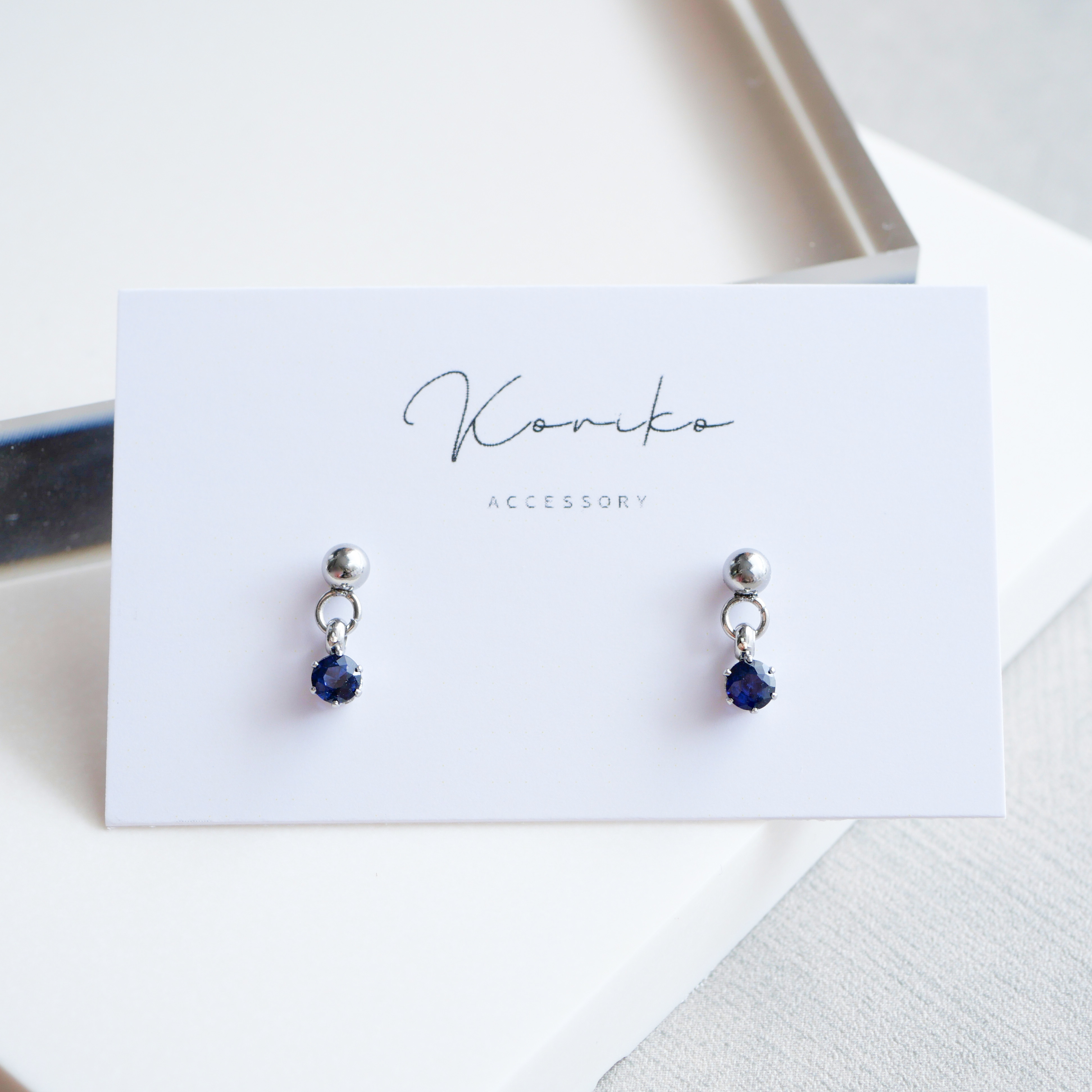 ブルーサファイアの揺れる一粒ピアス 3ｍｍ　9月  誕生石　小ぶり　天然石　サージカルステンレス　金属アレルギー対応