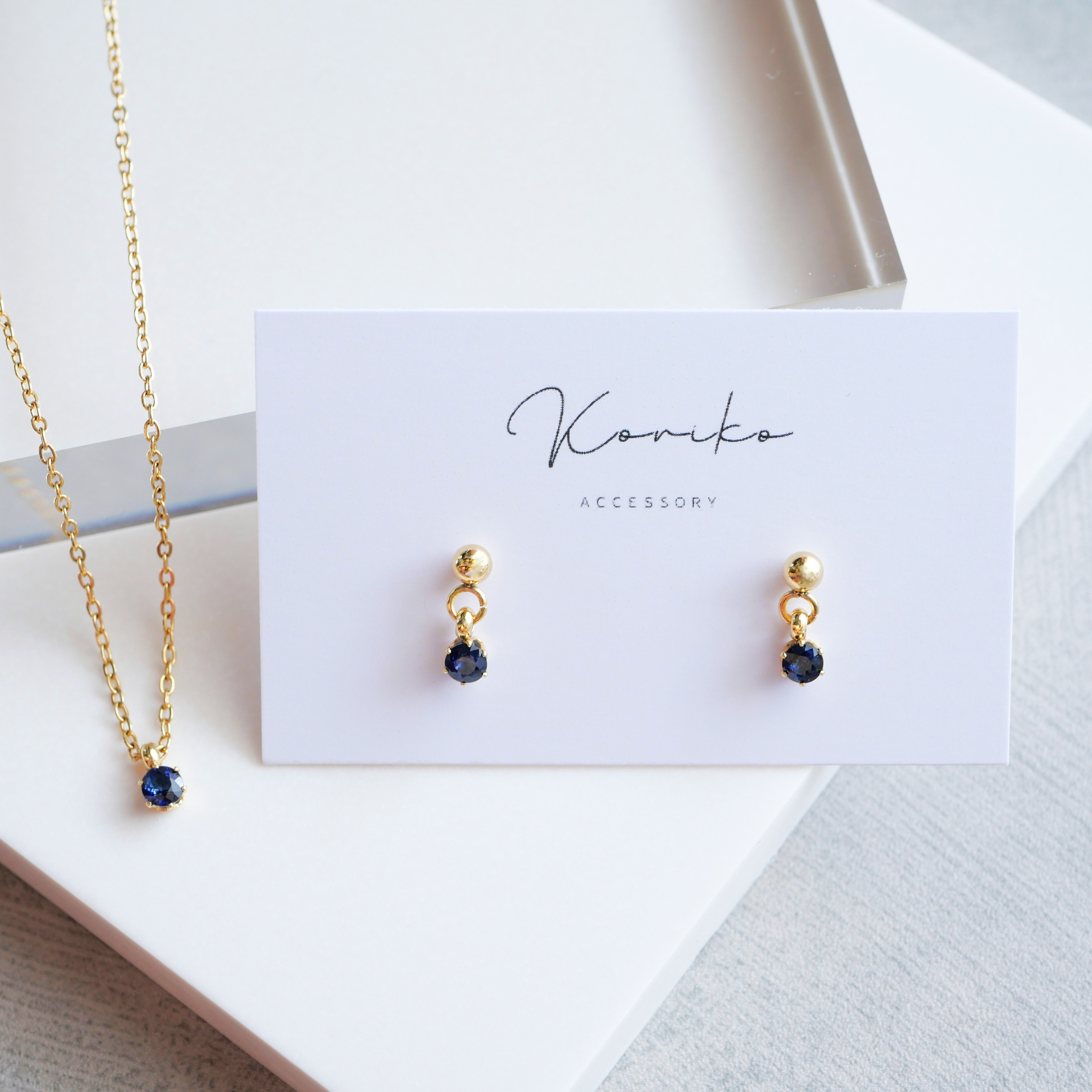 ブルーサファイアの一粒揺れるピアスとネックレスの2点セット　天然石　極小　９月誕生石 サージカルステンレス　金アレ対応