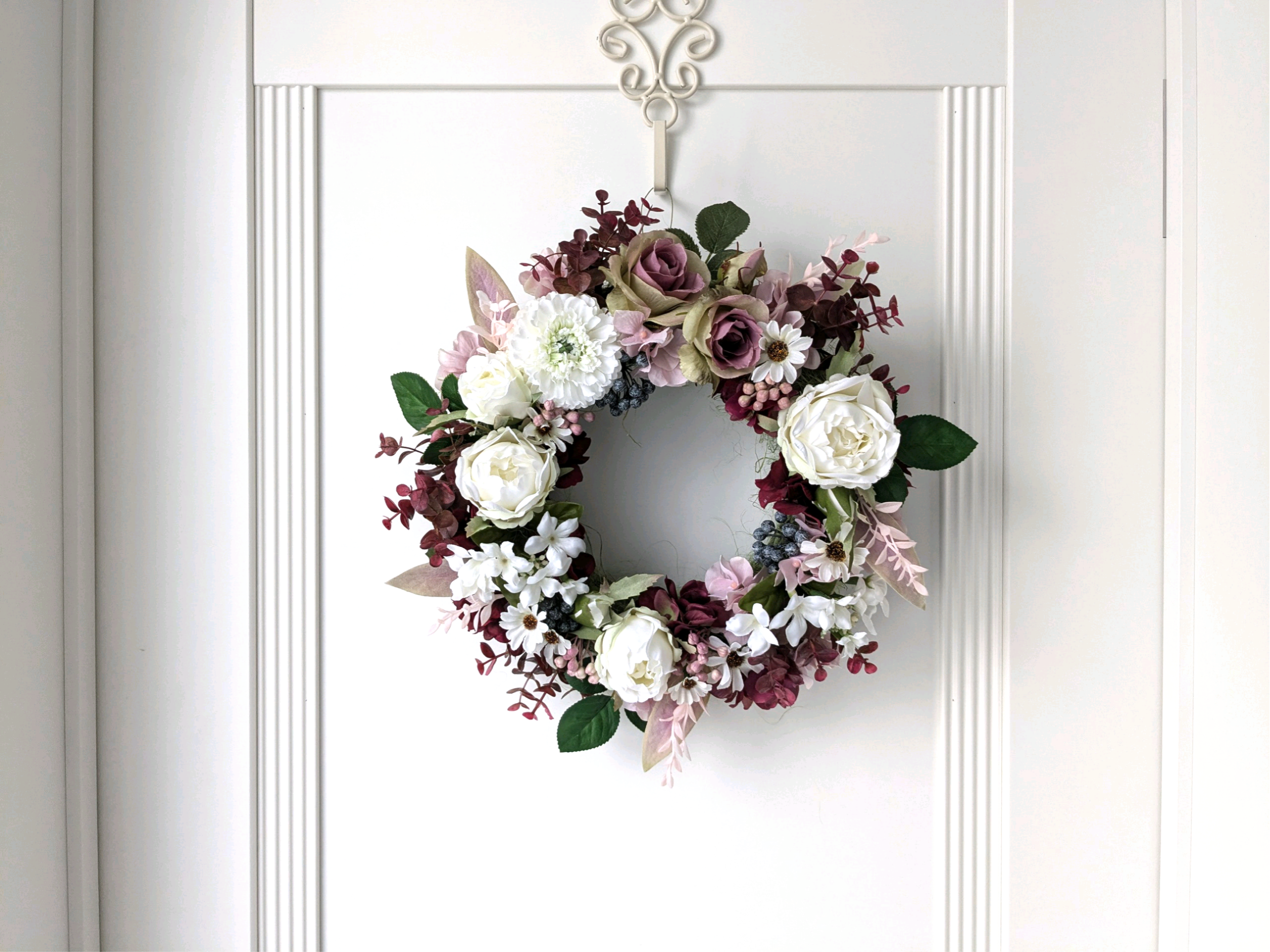 秋から飾れるシックだけど華やかなリース