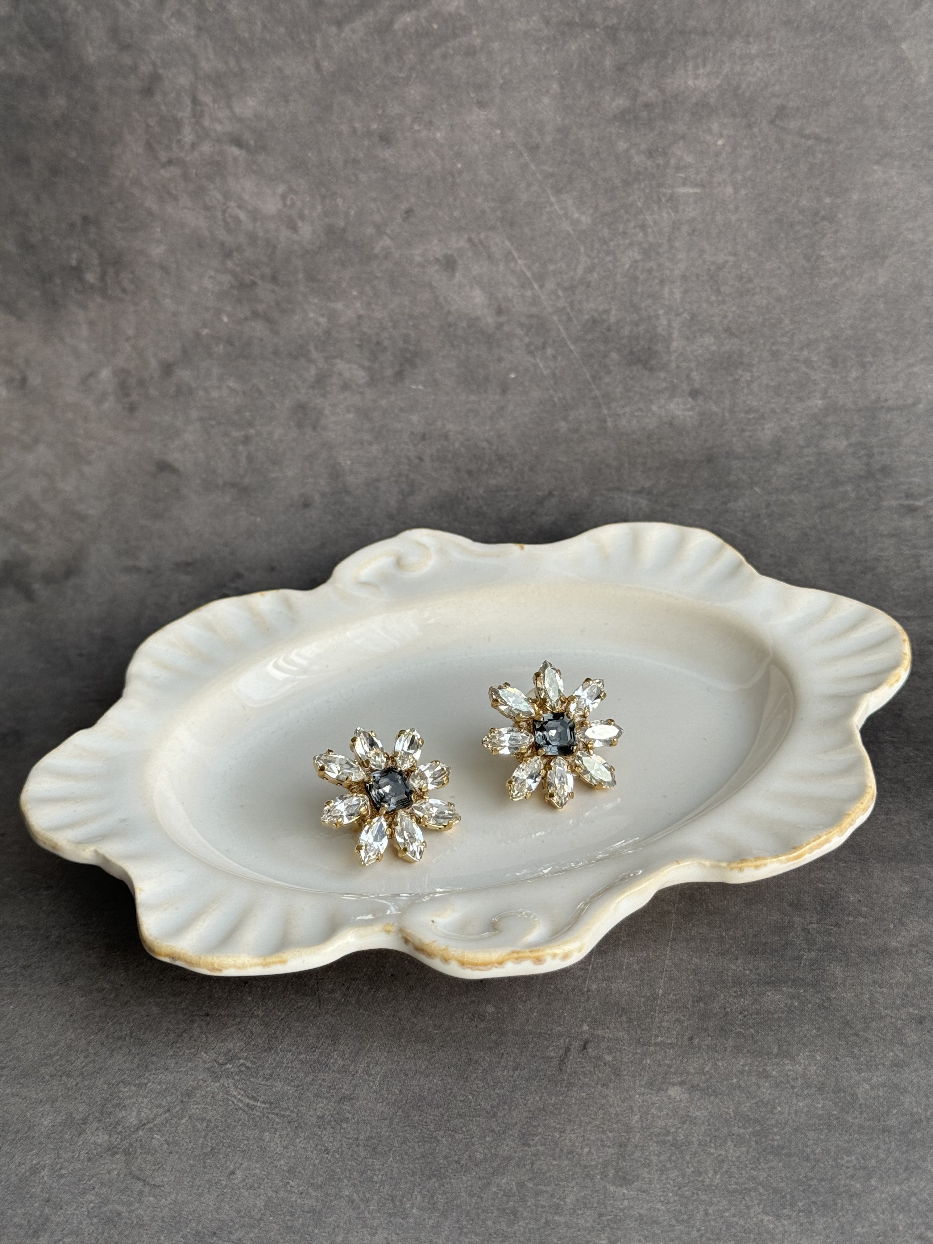 【イヤリング】クリスタル×ブラック　フラワー　ビジュー