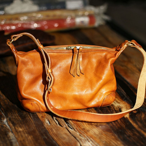 高級本革】ヴィンテージショルダーバッグ - 時代を超えたエレガンスと