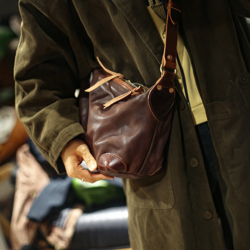 高級本革】ヴィンテージショルダーバッグ - 時代を超えたエレガンスと