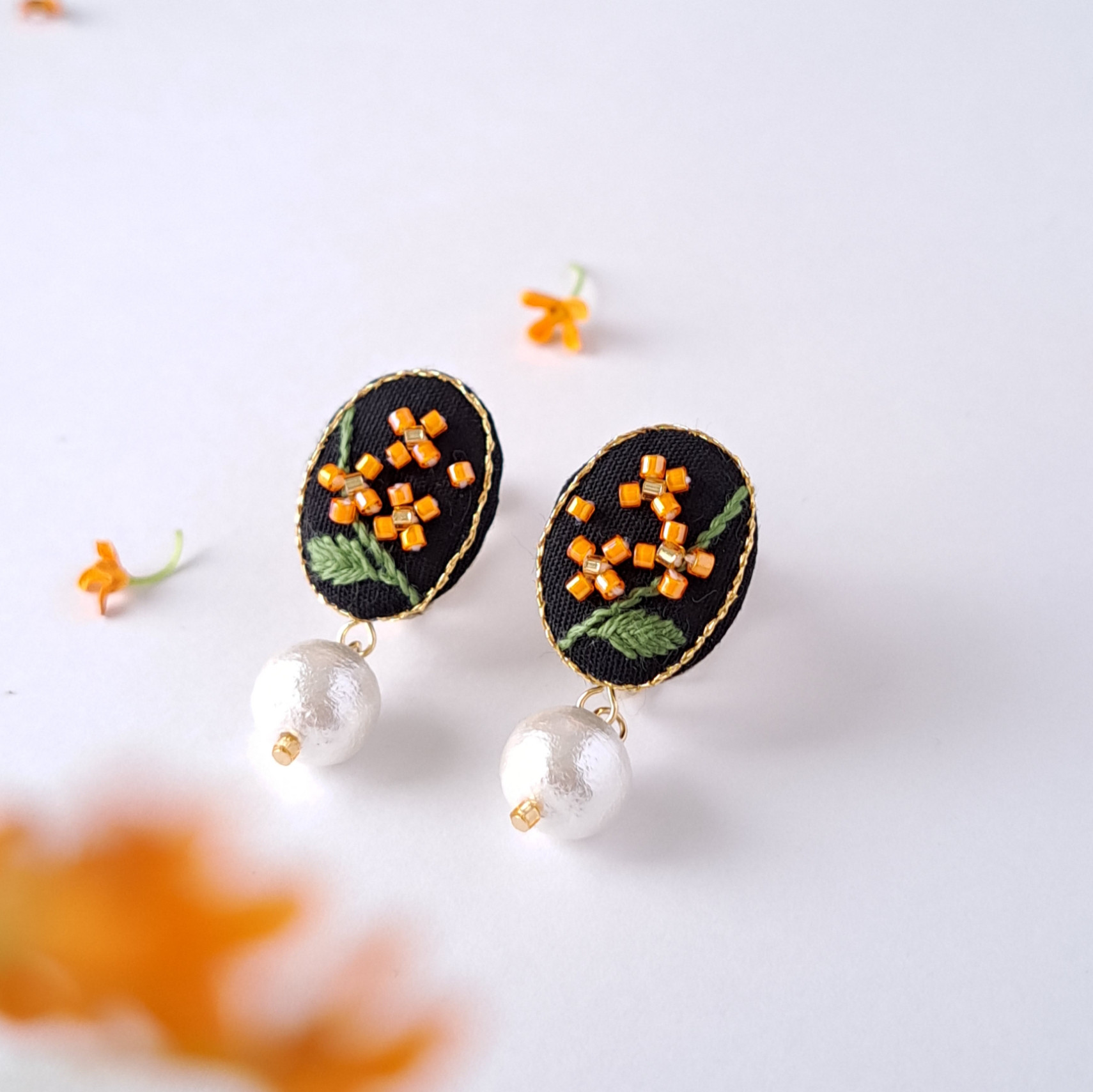 リニューアル　金木犀 ビーズ刺繍　イヤリング/ピアス