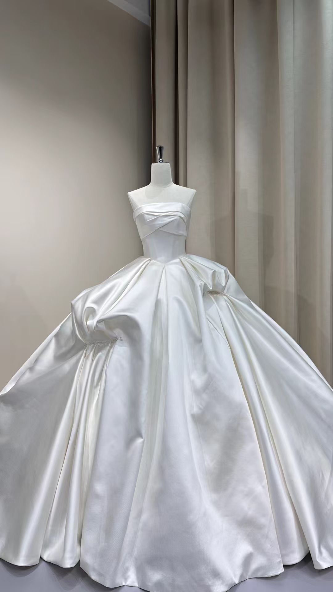 高級感溢れる！光沢サテン　プリンセスライン　編み上げ　華やかトレーン結婚式挙式前撮り　サイズオーダー可能　お色直し袖なし