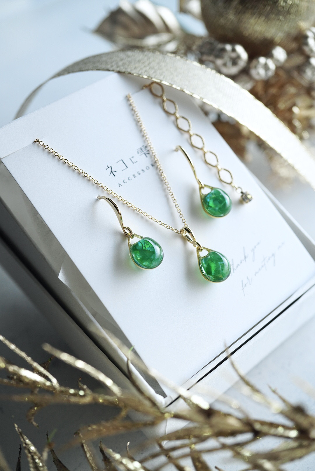 〖送料無料〗ピアス　ネックレス　セット　シンプル　ギフト　プレゼント　グリーン　緑　雫　冬　くすみカラー　差し色　上品