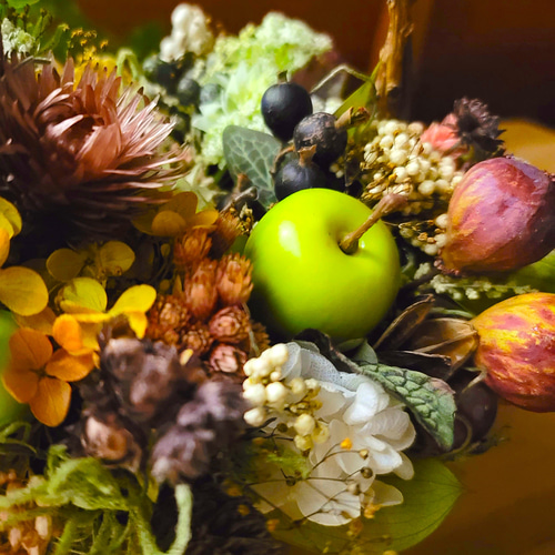 いちじくと青りんご⁂秋のバスケットアレンジ プリザーブドフラワー iro