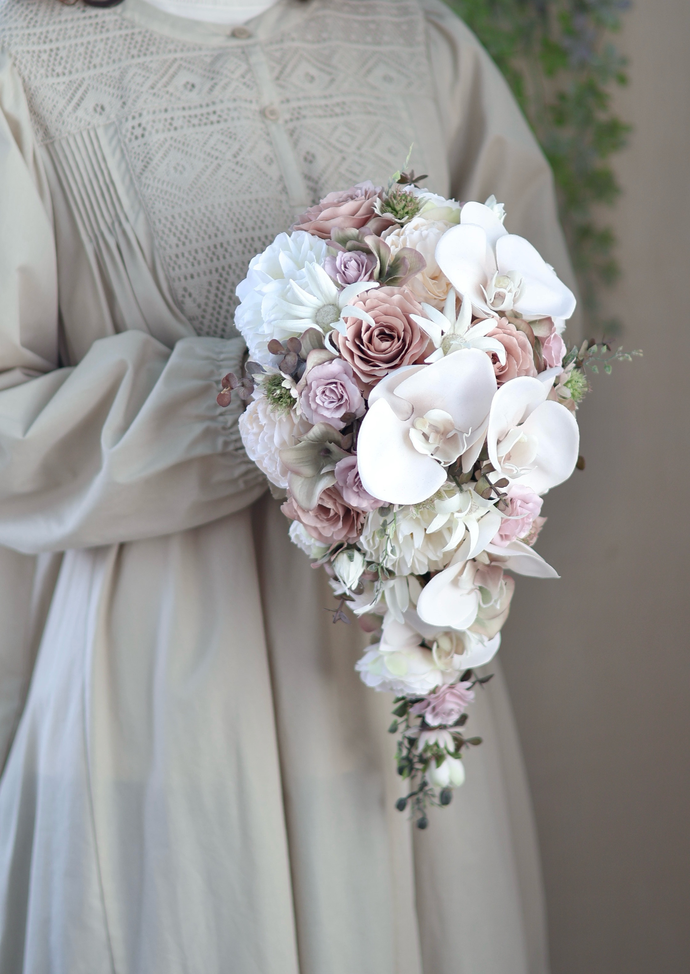 シャビーな色合いのキャスケードブーケ ブートニア付き アーティフィシャルフラワー ウエディングブーケ