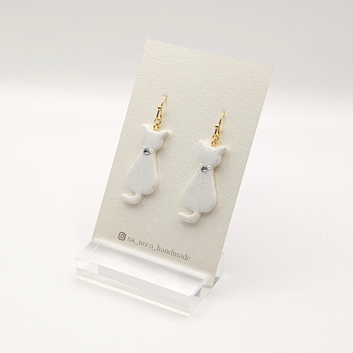 ラインストーンが輝く猫ピアス／イヤリング ポリマークレイ イヤリング