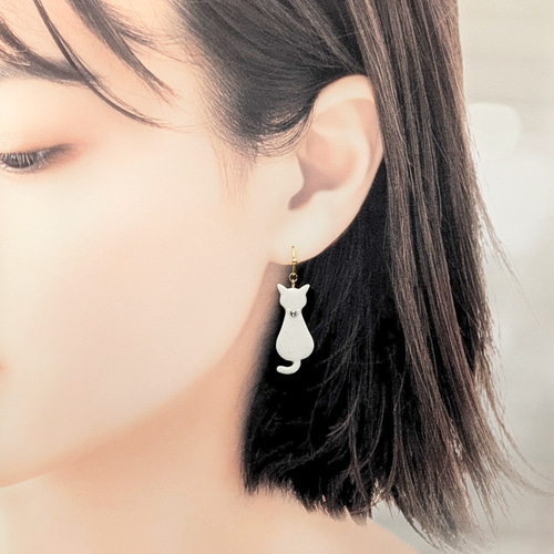 ラインストーンが輝く猫ピアス／イヤリング ポリマークレイ イヤリング