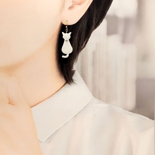 ラインストーンが輝く猫ピアス／イヤリング ポリマークレイ イヤリング
