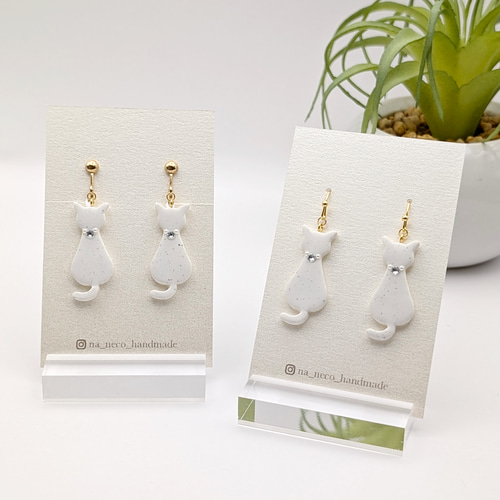 ラインストーンが輝く猫ピアス／イヤリング ポリマークレイ イヤリング