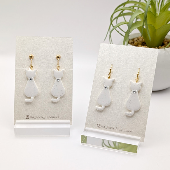 ラインストーンが輝く猫ピアス／イヤリング ポリマークレイ イヤリング
