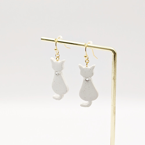 ラインストーンが輝く猫ピアス／イヤリング ポリマークレイ イヤリング
