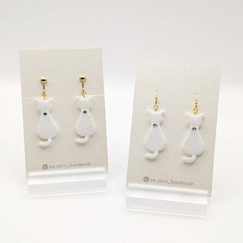 ラインストーンが輝く猫ピアス／イヤリング ポリマークレイ イヤリング