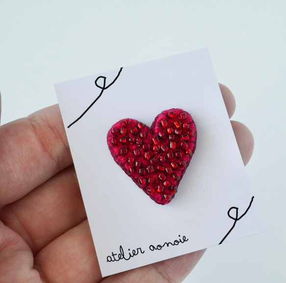 赤ハート】刺繍とビーズのミニブローチ タックピン 赤 red ブローチ