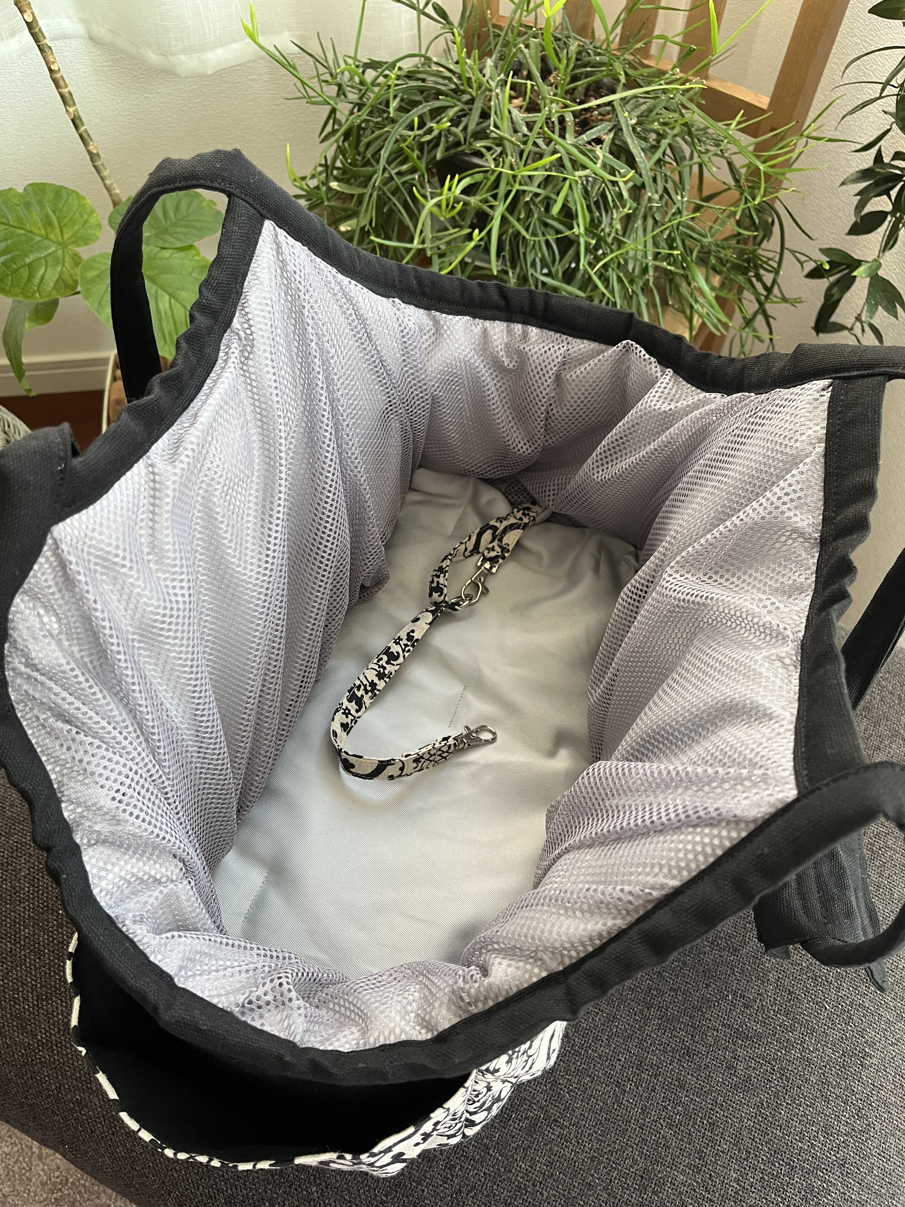 ペット用キャリーバッグ (Mサイズ) 飛び出し防止リード、メッシュネット付き