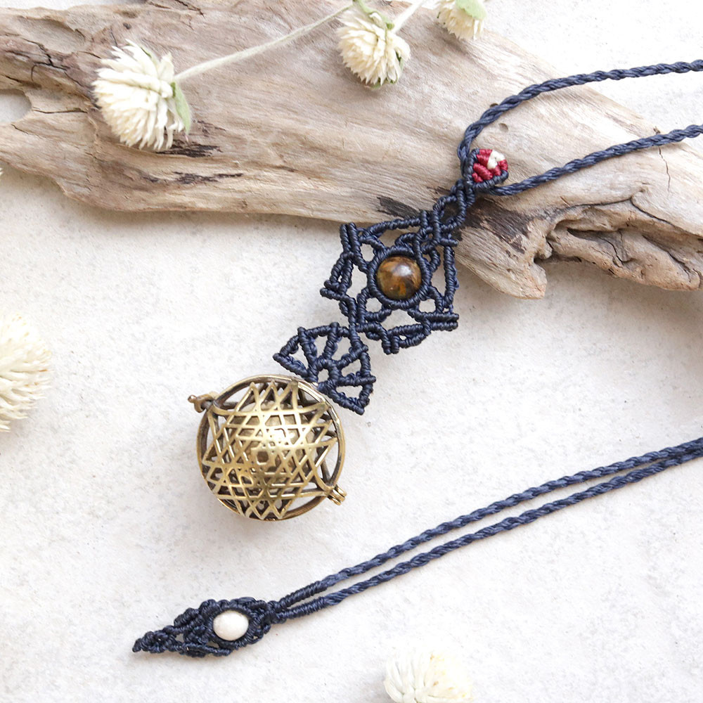 ガムランボール＆タイガーアイ天然石マクラメネックレスmac397-エスニックアジアンエキゾチックなマクラメアクセサリー