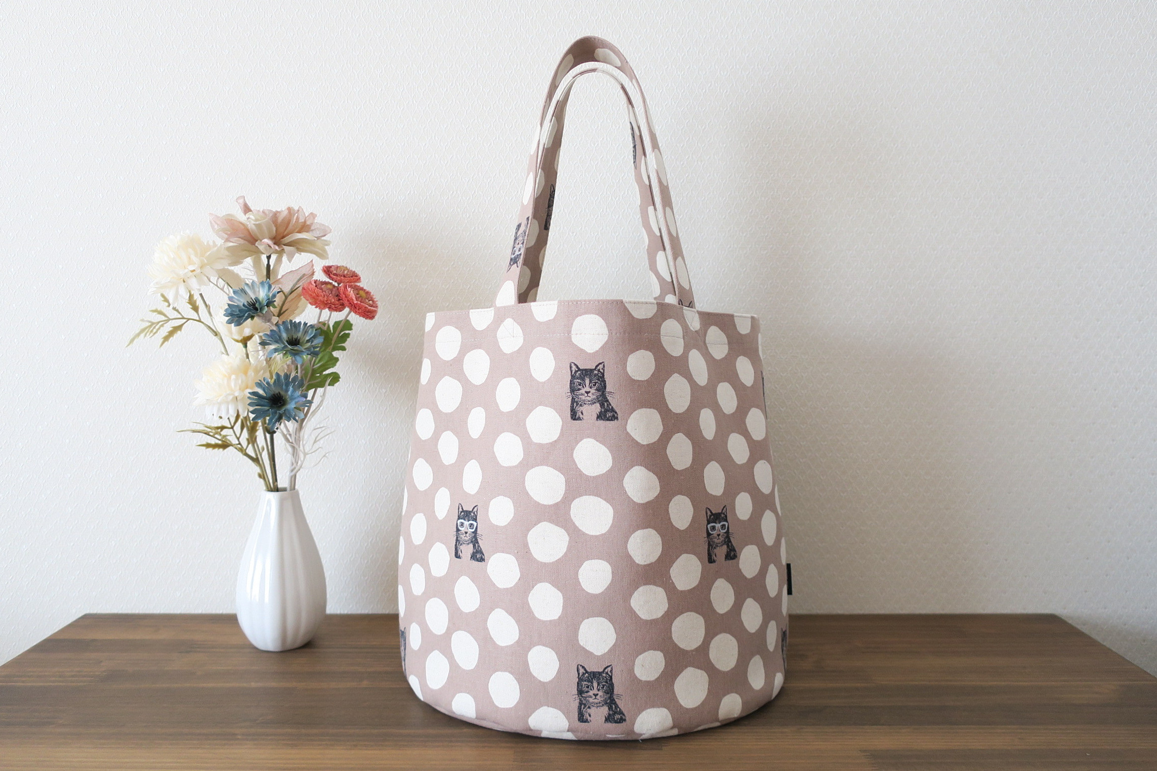 メガネをかけた猫のいる楕円底トート・Lサイズ（ベージュ）