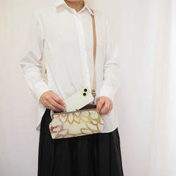 スマホも収納　がまぐちお財布ポーチ≪カラフルシェイプフラワー≫ 3枚目の画像