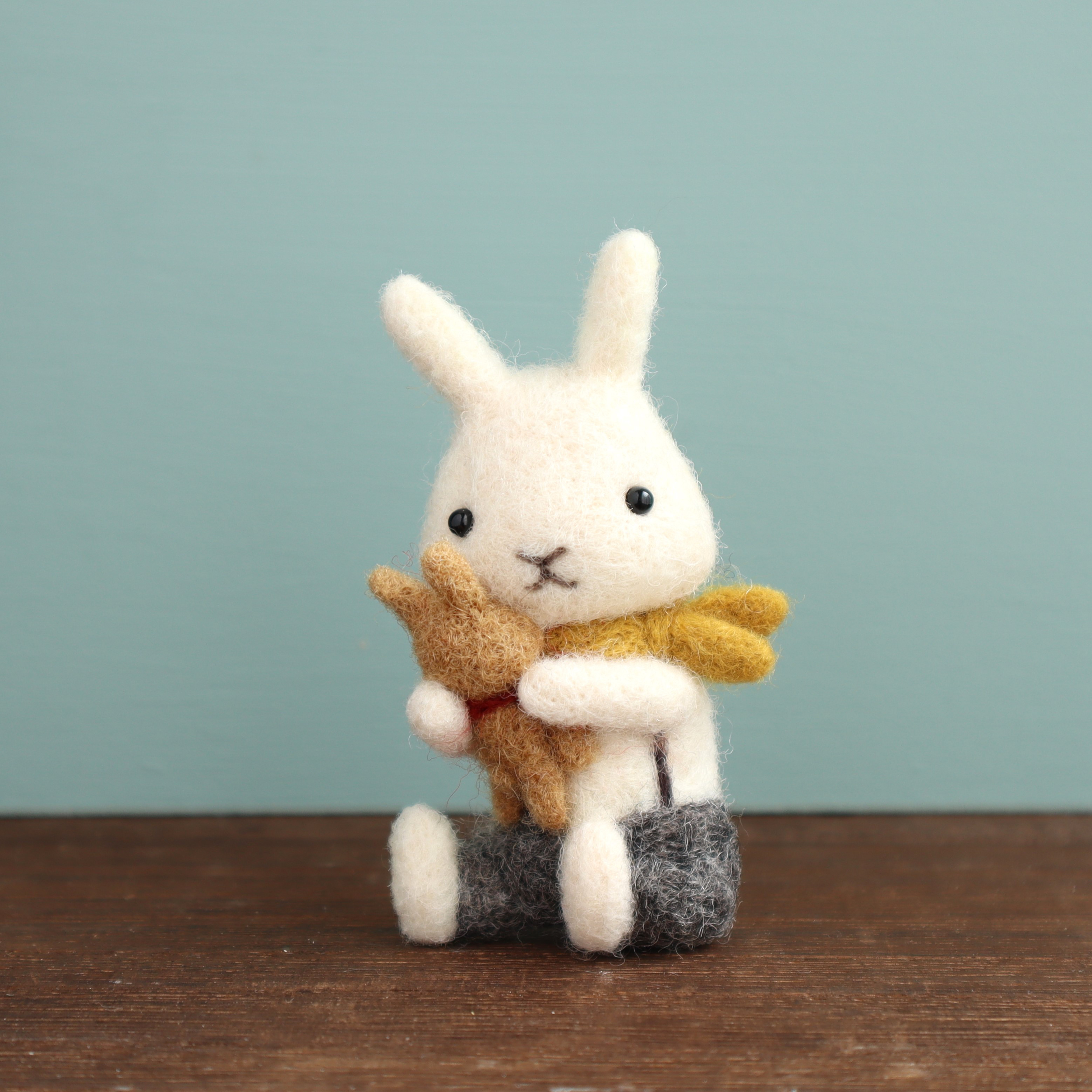 羊毛フェルトブローチ　ウサギ　ホワイト座り・ギュッ！（スカーフ/マスタードイエロー）