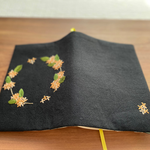 単行本サイズ・キンモクセイ刺繍のブックカバー ブックカバー