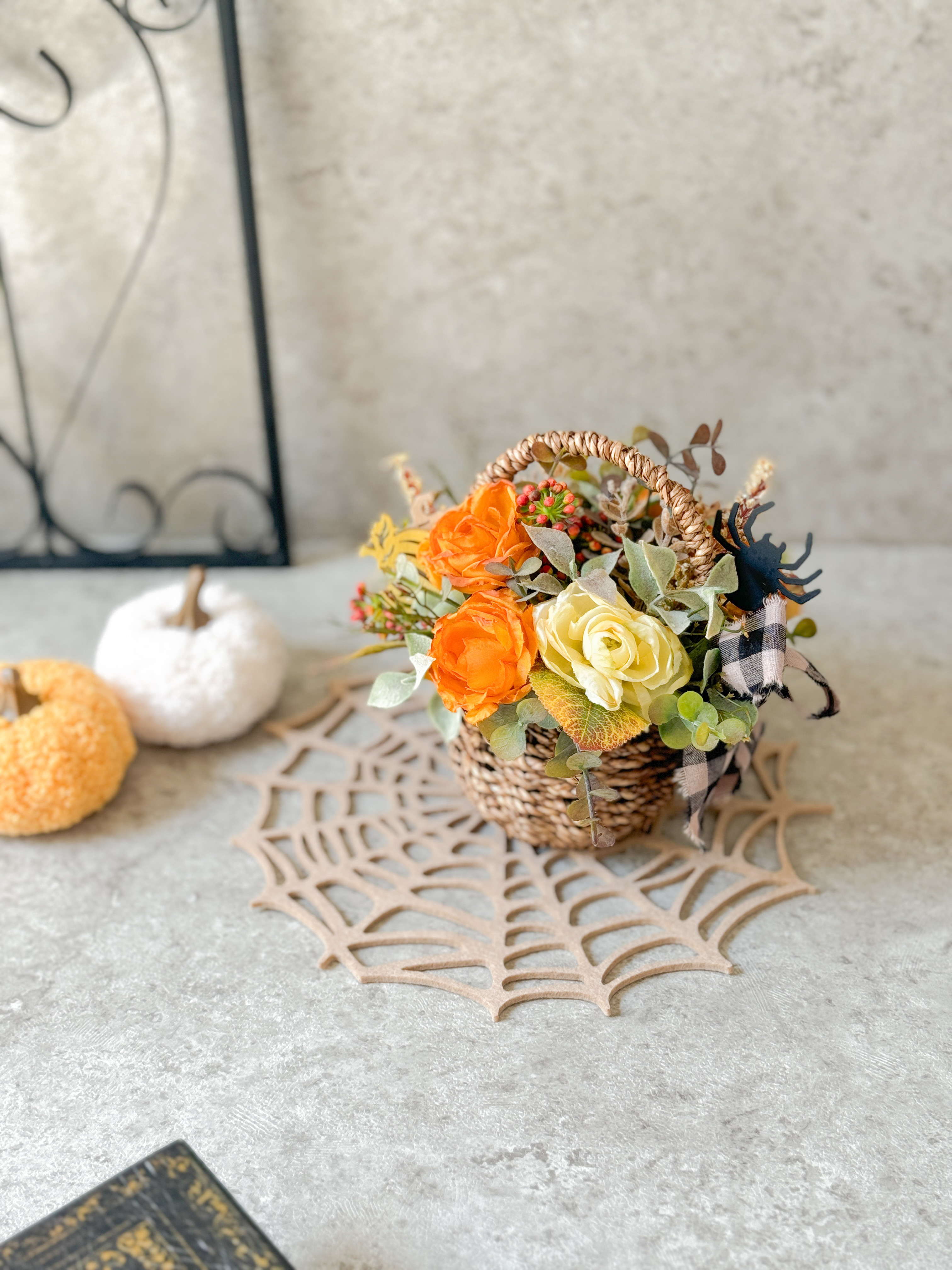 大きなかごと、アートフラワーのアレンジメントセット、花を沢山お付け致しています。 大きなかごと、アートフラワーのアレンジメントセット、花を沢山お付け