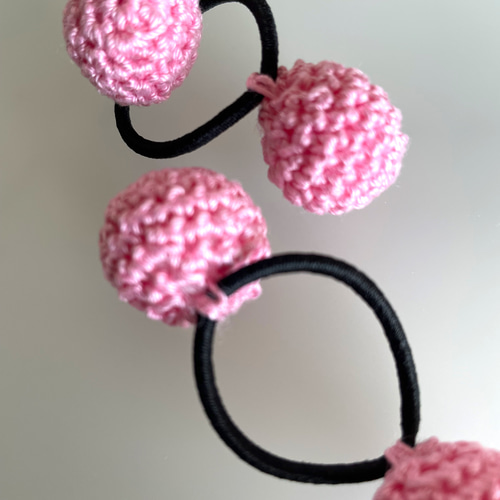ピンク色のレース糸で編んだボンボンヘアゴム ヘアアクセサリー