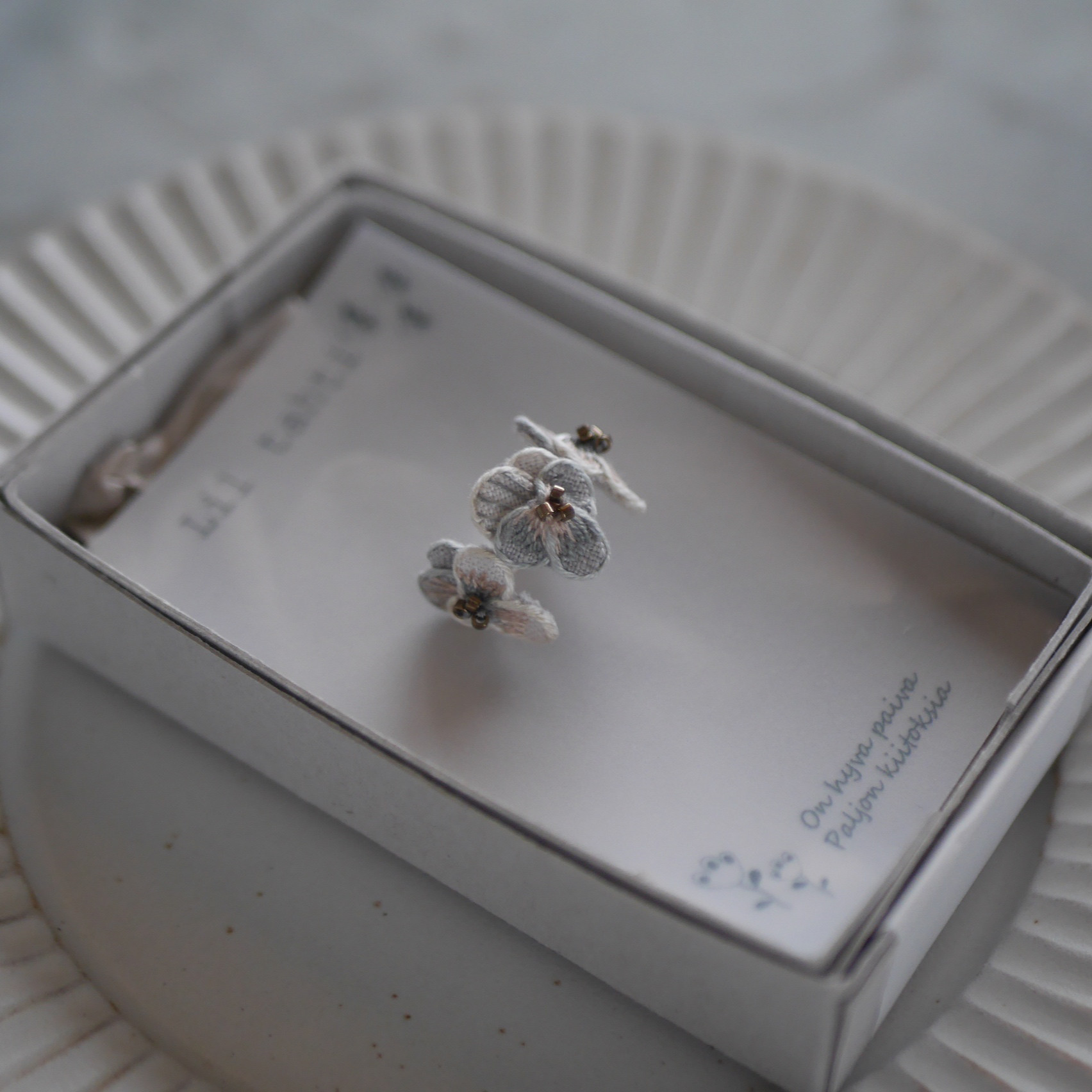 linen viola刺繍イヤーカフ(ナチュラル)【受注制作】