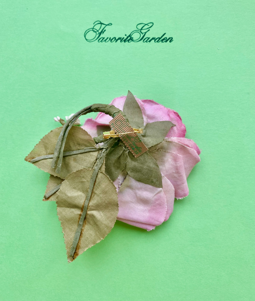 大きなピンクのコットンローズのコサージュ