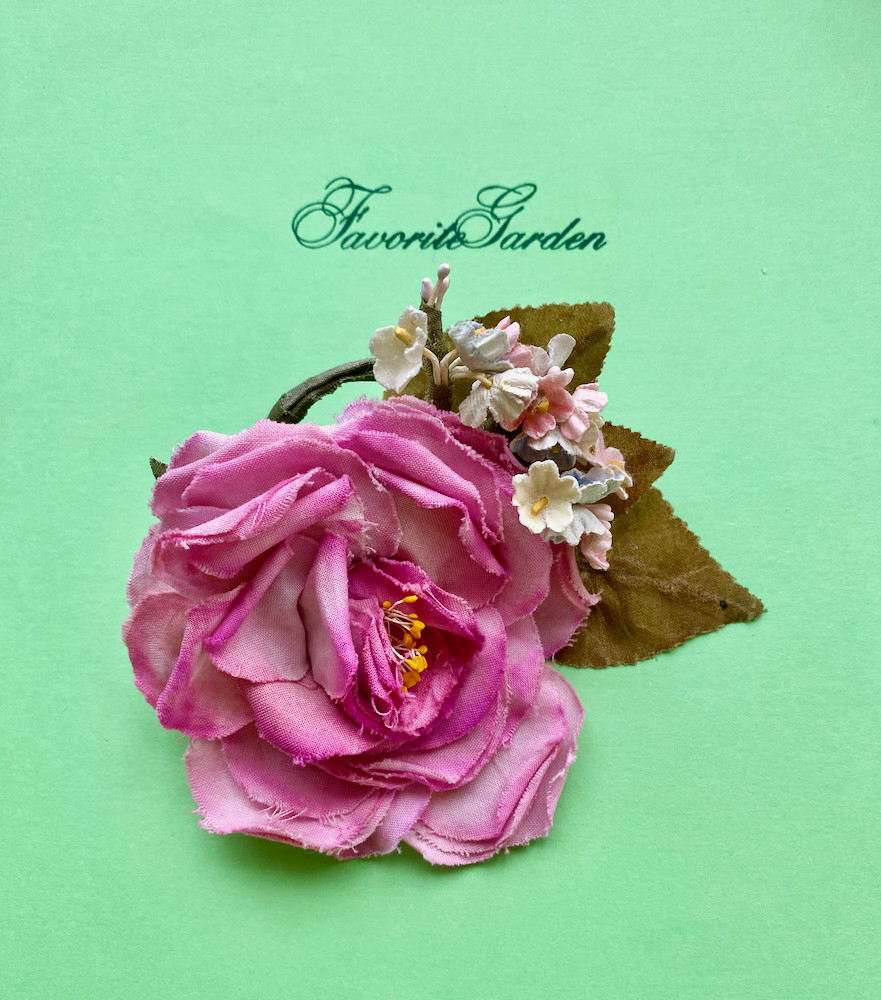 大きなピンクのコットンローズのコサージュ