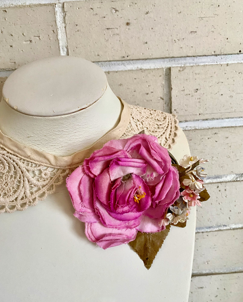 大きなピンクのコットンローズのコサージュ